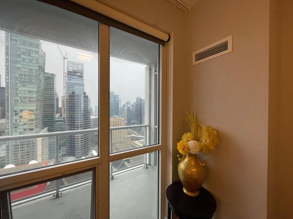 Luxury Condo With Cn Tower View Toronto Bagian luar foto