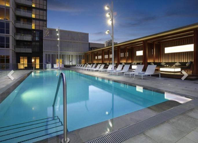 Luxury Condo With Cn Tower View Toronto Bagian luar foto