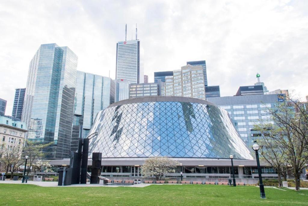 Luxury Condo With Cn Tower View Toronto Bagian luar foto