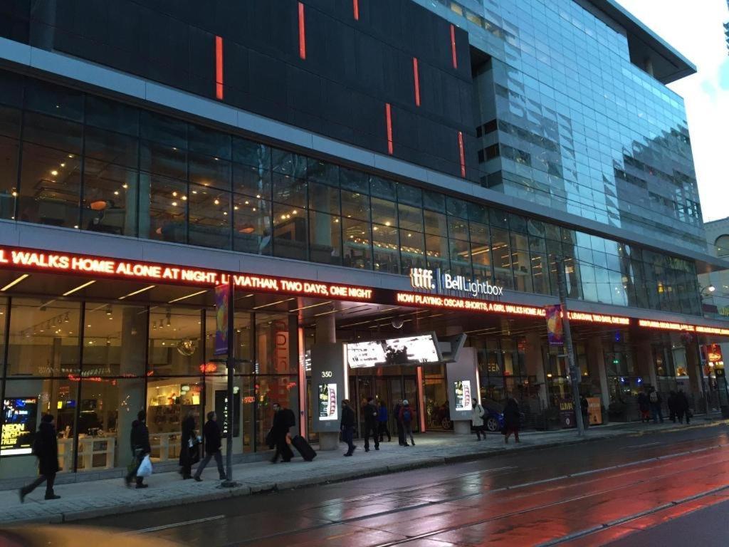 Luxury Condo With Cn Tower View Toronto Bagian luar foto